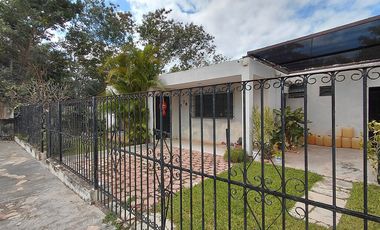 Casa en Venta en San Antonio Cinta, Mérida: Una Planta con Amplio Jardín