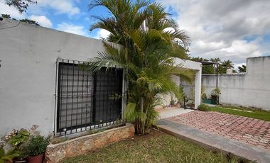 Casa en Venta en San Antonio Cinta, Mérida: Una Planta con Amplio Jardín