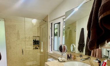 HERMOSA CASA CON JARDIN Y TERRAZA EN VENTA EN LOMAS ALTAS