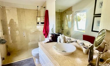 HERMOSA CASA CON JARDIN Y TERRAZA EN VENTA EN LOMAS ALTAS