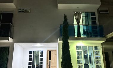 Se Vende Casa En Jamundi. En Condominio Sobre Via Principal A Potrerito. De Tres Pisos. Con Terraza Cubierta. Lote 94.25 Mtrs.