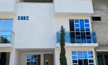 Se Vende Casa En Jamundi. En Condominio Sobre Via Principal A Potrerito. De Tres Pisos. Con Terraza Cubierta. Lote 94.25 Mtrs.