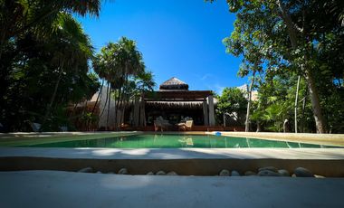 VILLA EN VENTA EN TULUM FRENTE A A LA PLAYA CON ALBERCA ROI EXCLUSIVA AMUEBLADA Y EQUIPADA