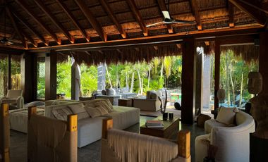 VILLA EN VENTA EN TULUM FRENTE A A LA PLAYA CON ALBERCA ROI EXCLUSIVA AMUEBLADA Y EQUIPADA