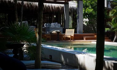 VILLA EN VENTA EN TULUM FRENTE A A LA PLAYA CON ALBERCA ROI EXCLUSIVA AMUEBLADA Y EQUIPADA