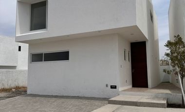 Casa en venta con recamara en planta baja frente a Sonterra Queretaro