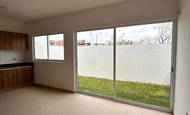 Casa en venta con recamara en planta baja frente a Sonterra Queretaro