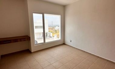 Casa en venta con recamara en planta baja frente a Sonterra Queretaro