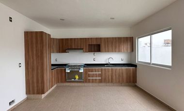 Casa en venta con recamara en planta baja frente a Sonterra Queretaro