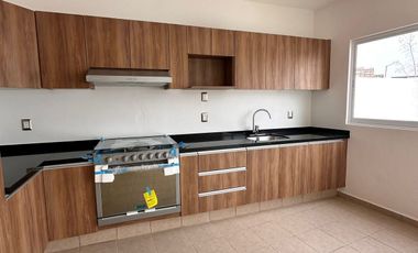 Casa en venta con recamara en planta baja frente a Sonterra Queretaro