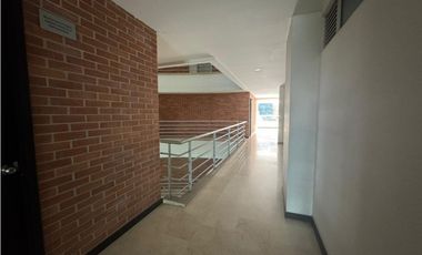 VENDO EN PRECIO DE OPORTUNIDAD  APARTAOFICINA EN EL POBLADO