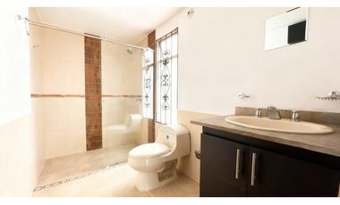 Casa esquinera con terraza en venta | Bosque de Versalles - Palmira