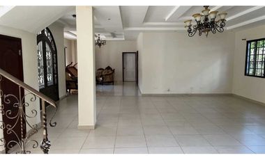 VENTA O ALQUILER CASA EN ALBROOK GRANDE DE 976.96MT CURUNDU CV