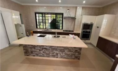 VENTA O ALQUILER CASA EN ALBROOK GRANDE DE 976.96MT CURUNDU CV