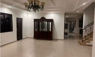 VENTA O ALQUILER CASA EN ALBROOK GRANDE DE 976.96MT CURUNDU CV