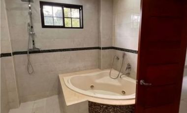 VENTA O ALQUILER CASA EN ALBROOK GRANDE DE 976.96MT CURUNDU CV