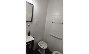 ** 1 ambiente divisible.  Amoblado. Impecable. Z/ Plaza Colón