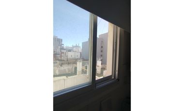 ** 1 ambiente divisible.  Amoblado. Impecable. Z/ Plaza Colón