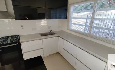 Casa en alquiler c/ cochera doble  en  Barrio Constitución