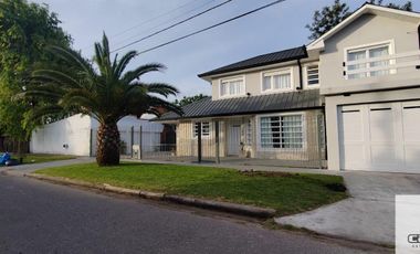 Casa en alquiler c/ cochera doble  en  Barrio Constitución