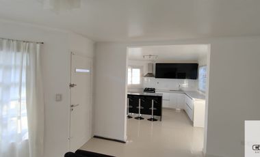 Casa en alquiler c/ cochera doble  en  Barrio Constitución