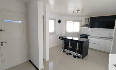 Casa en alquiler c/ cochera doble  en  Barrio Constitución