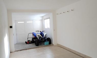 Casa en alquiler c/ cochera doble  en  Barrio Constitución