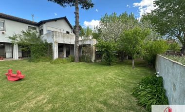 Chalet en venta  sobre dos lotes en Santa Clara del Mar