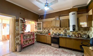 Chalet 3 ambientes 250 m² totales en venta con cochera en Burzaco