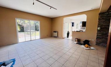 VENTA CASA PILAR 5 AMBIENTES PERMUTA