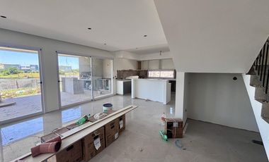 VENTA CASA EN SAN SEBASTIAN AREA 5 - 5 AMBIENTES