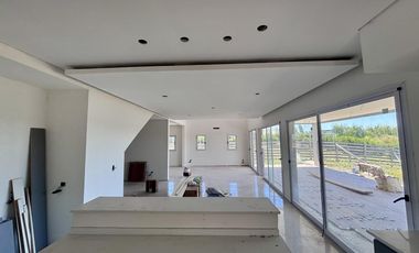 VENTA CASA EN SAN SEBASTIAN AREA 5 - 5 AMBIENTES