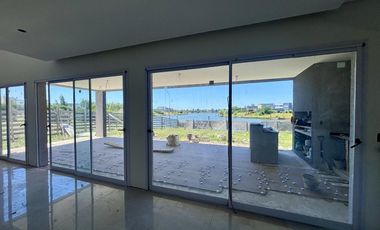 VENTA CASA EN SAN SEBASTIAN AREA 5 - 5 AMBIENTES