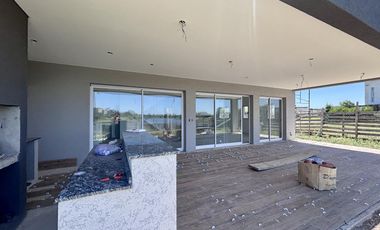 VENTA CASA EN SAN SEBASTIAN AREA 5 - 5 AMBIENTES