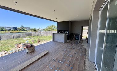 VENTA CASA EN SAN SEBASTIAN AREA 5 - 5 AMBIENTES