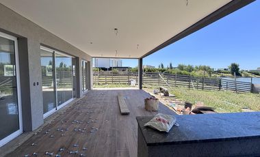 VENTA CASA EN SAN SEBASTIAN AREA 5 - 5 AMBIENTES