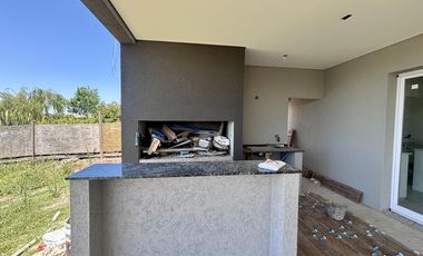 VENTA CASA EN SAN SEBASTIAN AREA 5 - 5 AMBIENTES