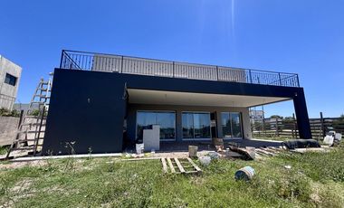 VENTA CASA EN SAN SEBASTIAN AREA 5 - 5 AMBIENTES