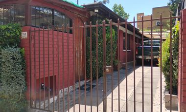 LUMINOSA Y FUNCIONAL CASA EN LA REINA