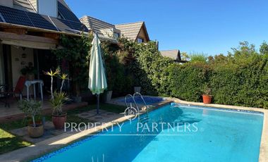 Casa con eficiencia energética en seguro Condominio Alto Macul , La Florida.