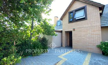 Casa con eficiencia energética en seguro Condominio Alto Macul , La Florida.