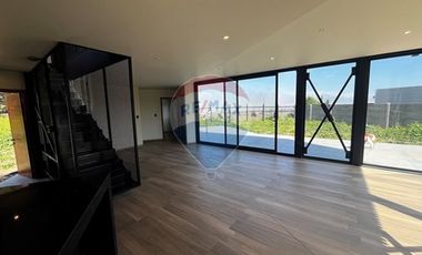 Arquitectura Única: Casa Industrial 4D/4B