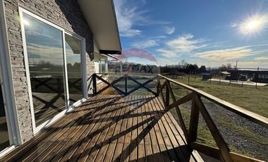 En venta Casa Nueva en Country Pucón