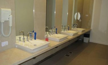 Alquiler sin muebles 2 suites más dependencia, cochera y baulera,. Madero Center. Precio paquete