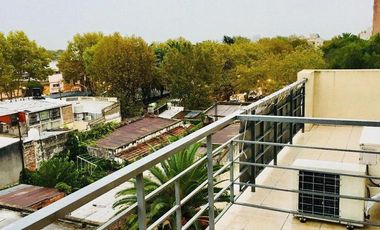 EXCELENTE 3 AMBIENTES EN DUPLEX COMO A ESTRENAR CON 2 BALCONES Y COCHERA CUBIERTA