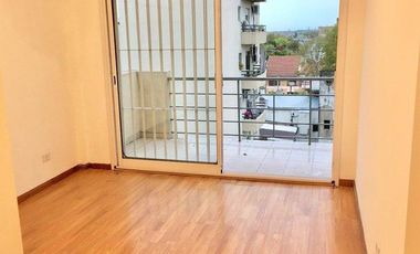 EXCELENTE 3 AMBIENTES EN DUPLEX COMO A ESTRENAR CON 2 BALCONES Y COCHERA CUBIERTA