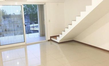 EXCELENTE 3 AMBIENTES EN DUPLEX COMO A ESTRENAR CON 2 BALCONES Y COCHERA CUBIERTA