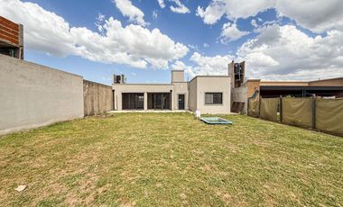 Casa en Funes City (calle Mármol 826)