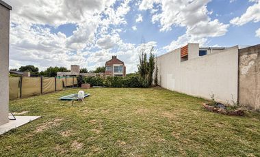 Casa en Funes City (calle Mármol 826)