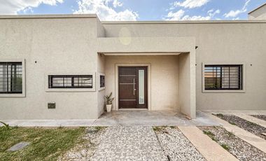 Casa en Funes City (calle Mármol 826)